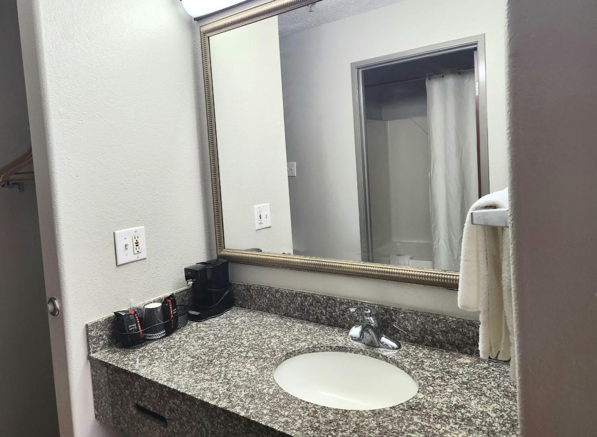 Days Inn By Wyndham Lafayette Scott Екстер'єр фото