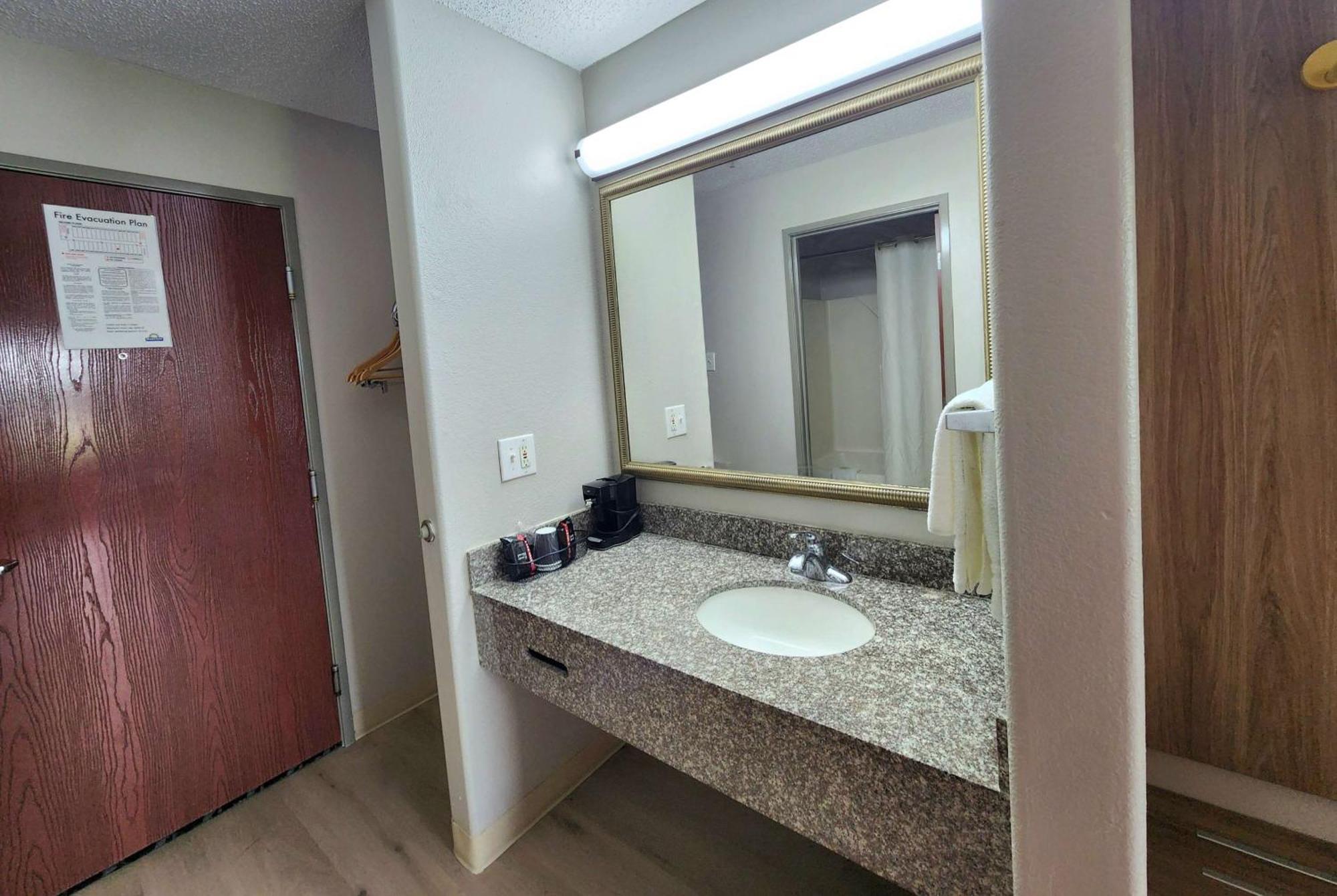 Days Inn By Wyndham Lafayette Scott Екстер'єр фото