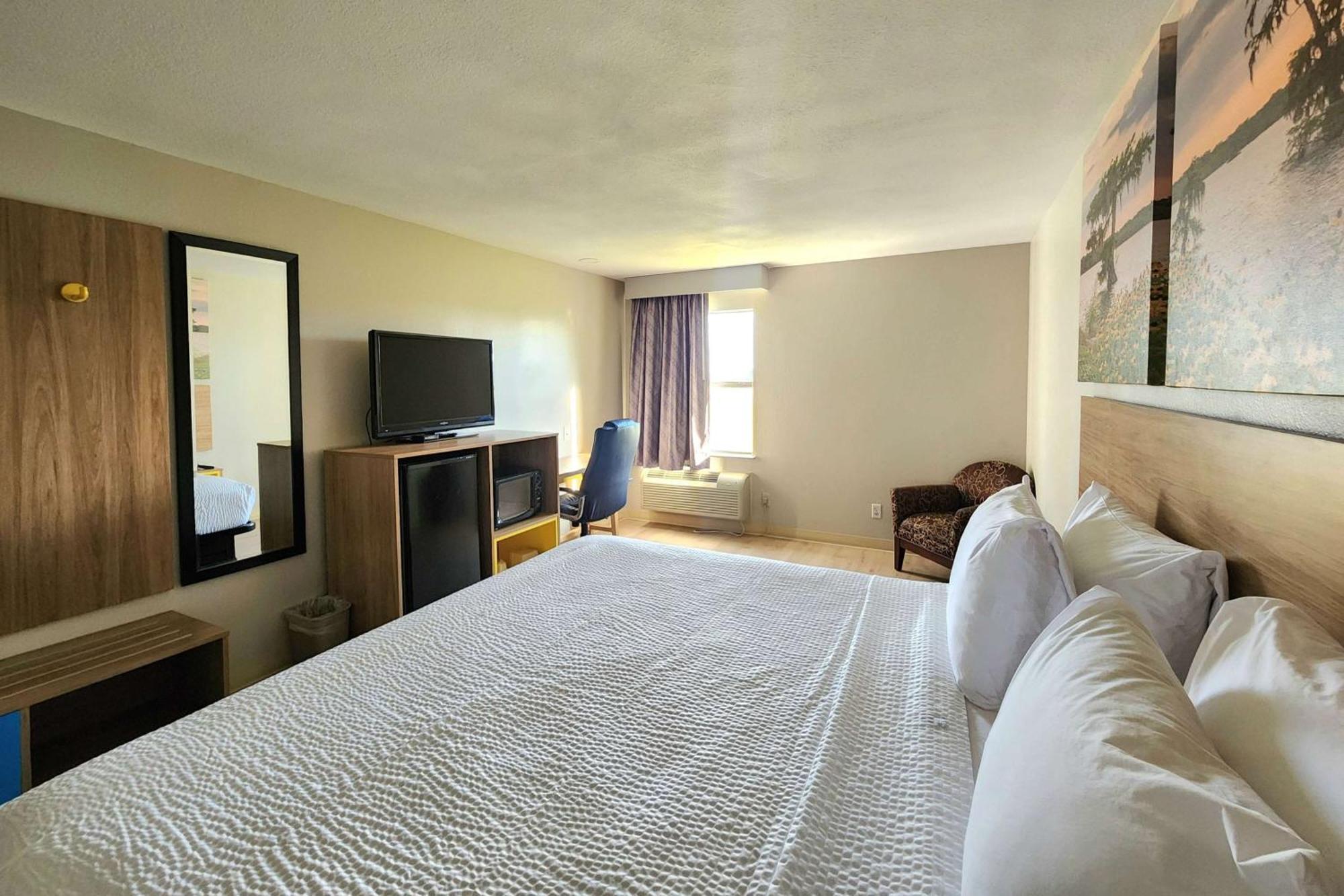 Days Inn By Wyndham Lafayette Scott Екстер'єр фото