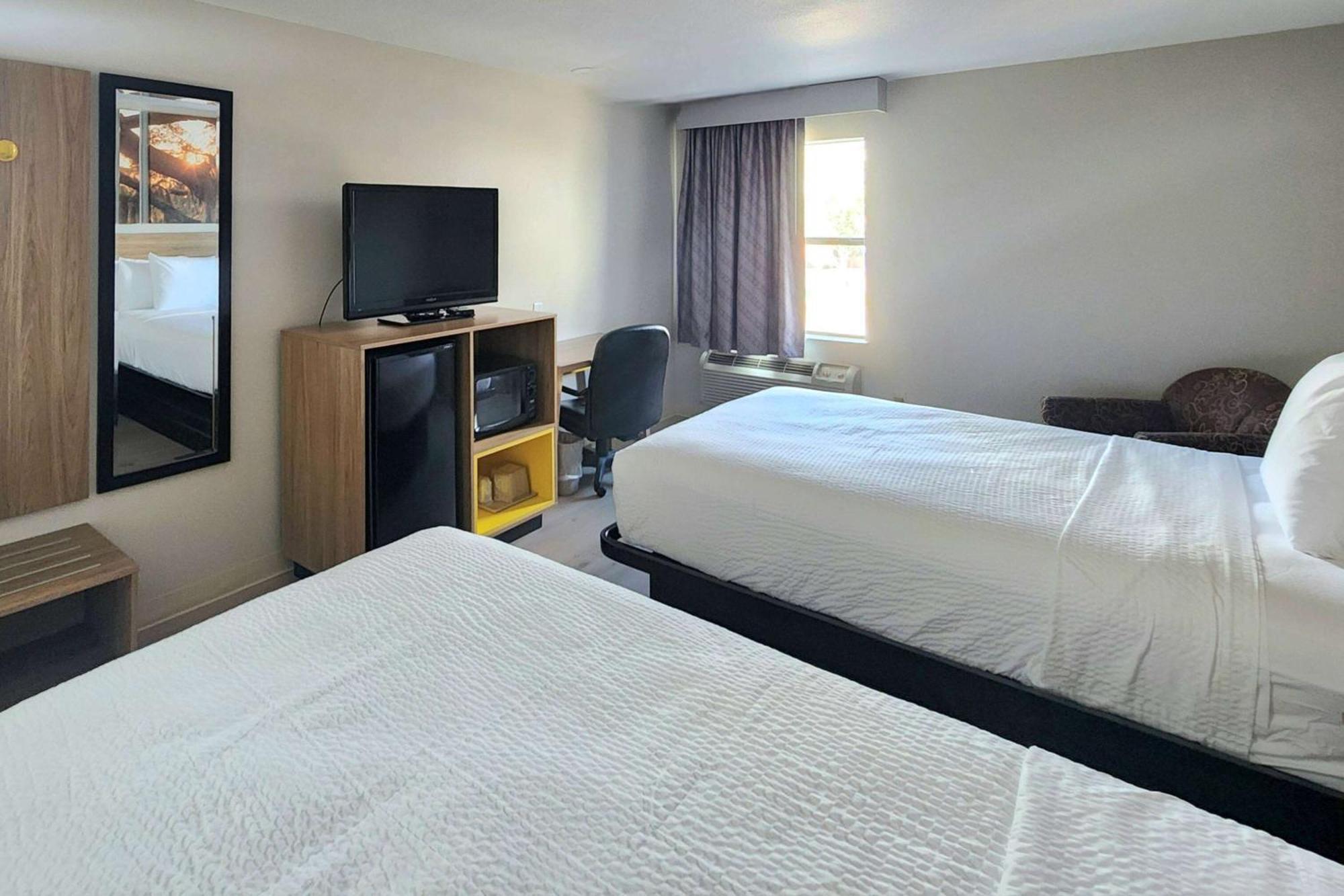 Days Inn By Wyndham Lafayette Scott Екстер'єр фото