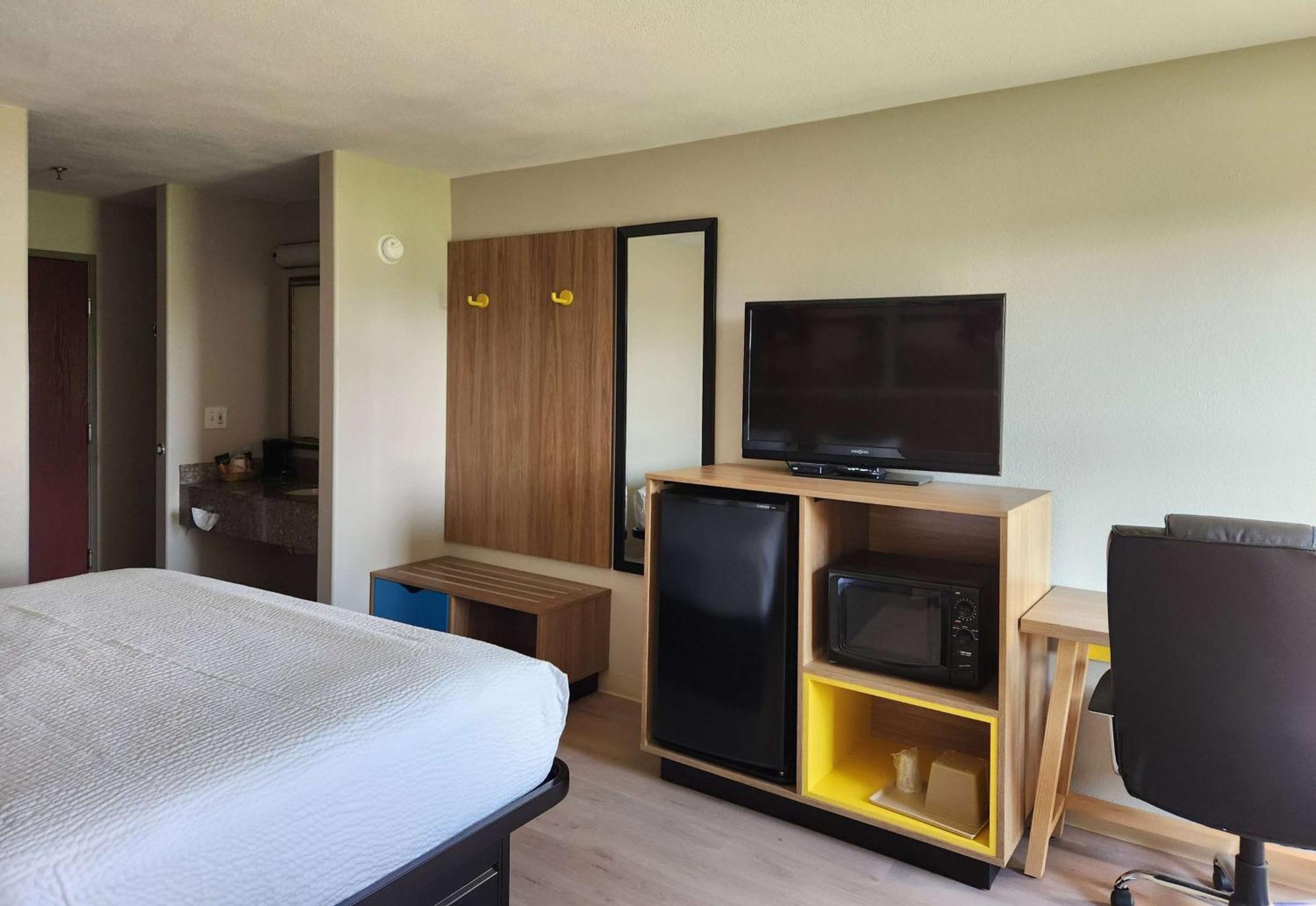 Days Inn By Wyndham Lafayette Scott Екстер'єр фото